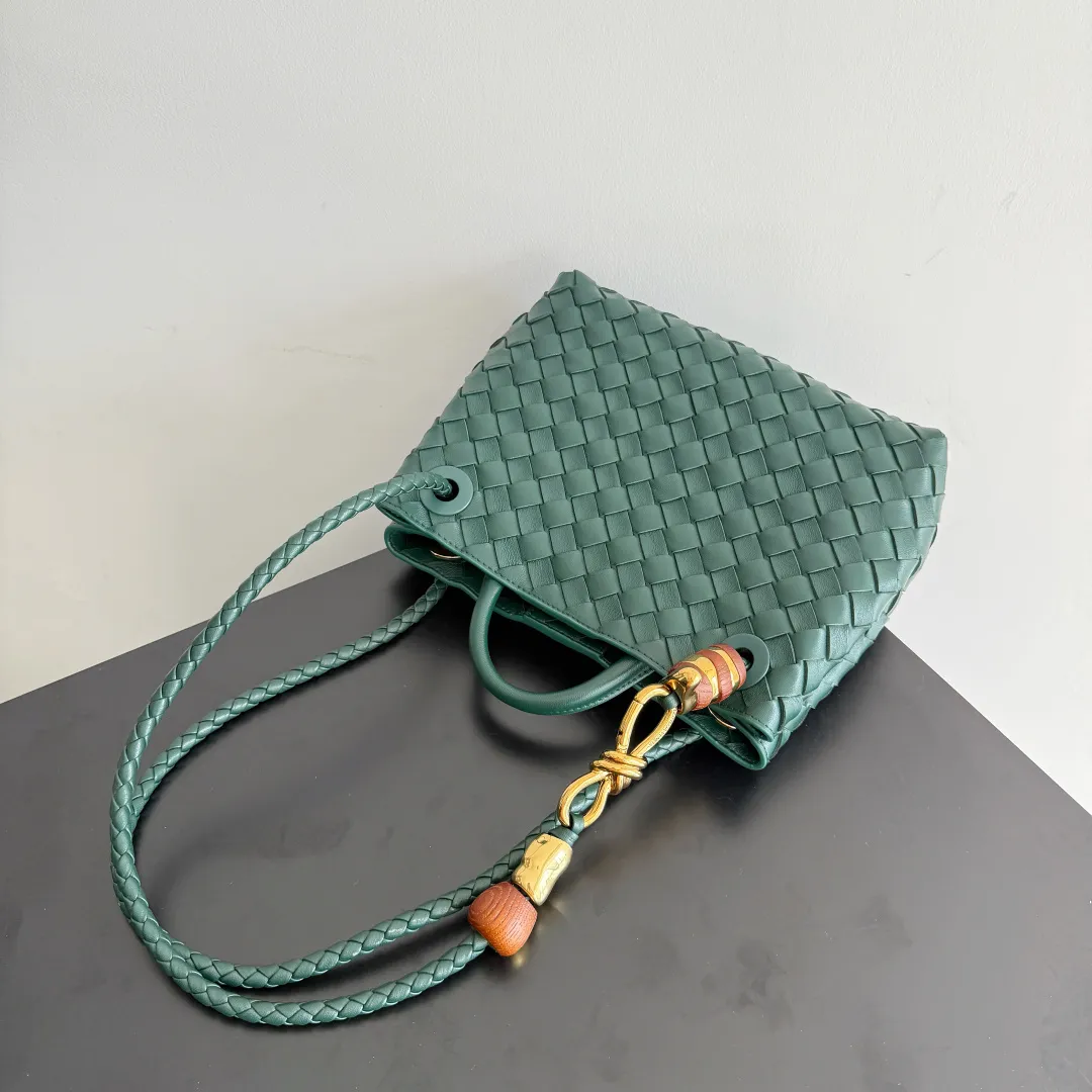 The new Andiamo batch of 3060 BV is shipped‼ ️The classic intercciato weaving process is used to create a soft bag, the metal knot is made of micro-cast aluminum using jewelry technology🪢, and the decorative beads are made of metal and hand-polished oak, allowing you to jump repeatedly between elegance and fun💃, making it unpredictable. Classic and versatile, it shows off your temperament, and the bag has a large capacity, making it very convenient for daily commuting! It has a variety of carrying methods, the shoulder straps can be adjusted by yourself, the original lambskin feels soft and delicate, and the unisex style breaks gender boundaries and brings a more practical and long-lasting use experience. The Andiamo, which has both elegant and casual styles, perfectly interprets the "fashionable old money style". Style No.: 743568+Wood Hardware Color: Emerald Size: 25*22*10.5cm